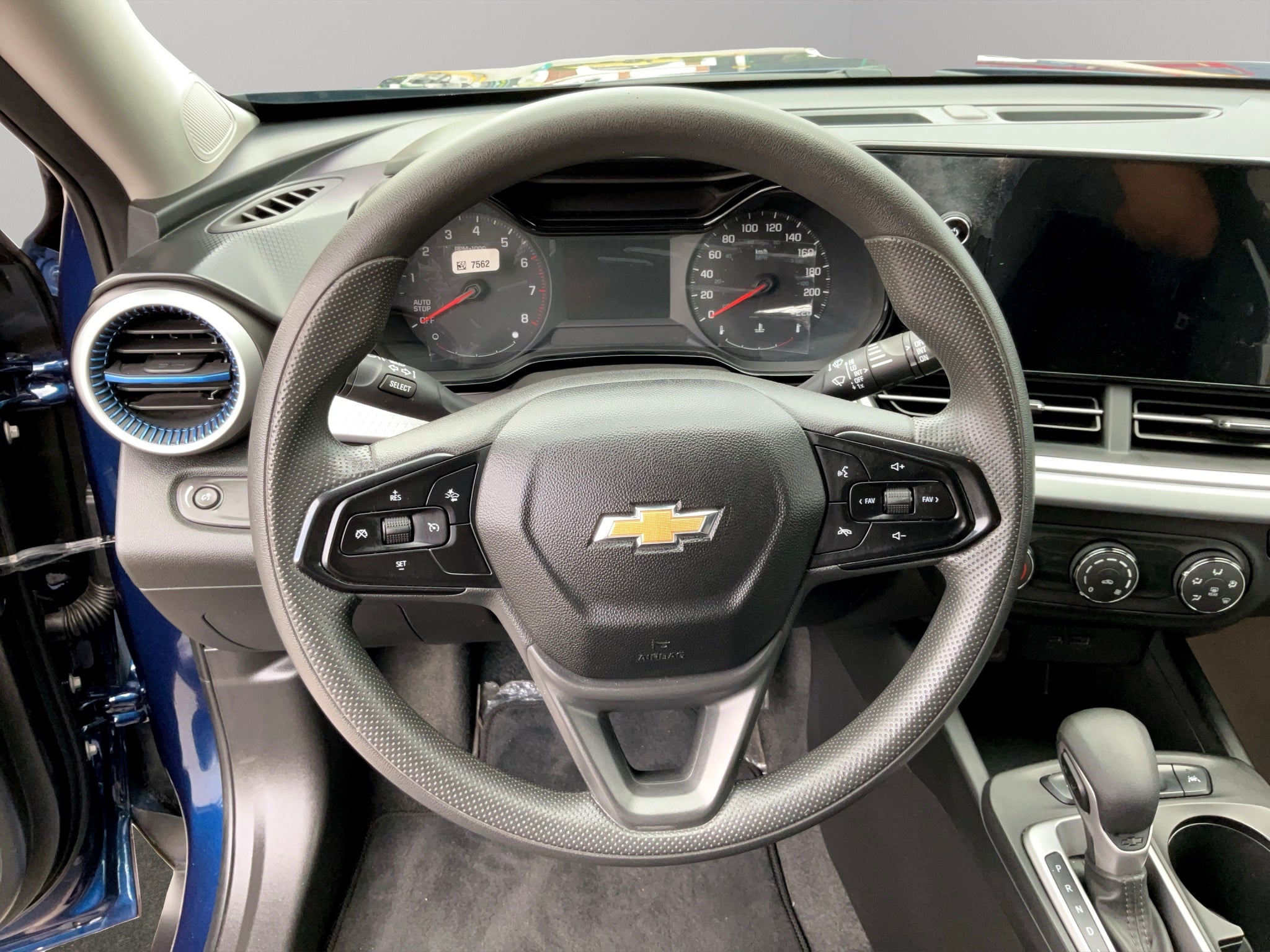2024 Chevrolet Trax VUD 5 pts. LS, 1.2T, TA, a/ac., RA-17 (línea nueva)