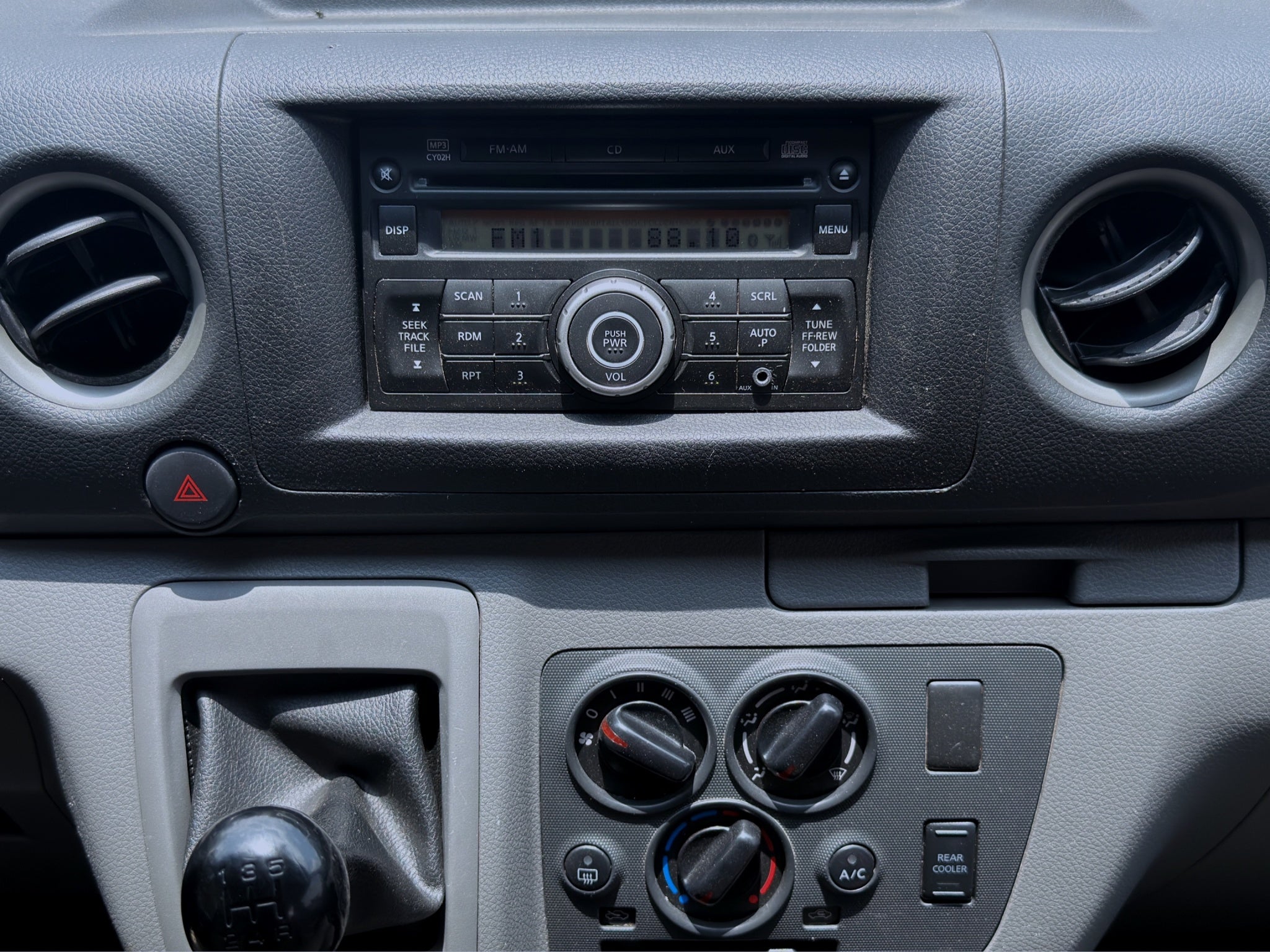 2021 Nissan URVAN 4 PTS AMPLIA TM5 AAC DESEM TRAS 15 PAS