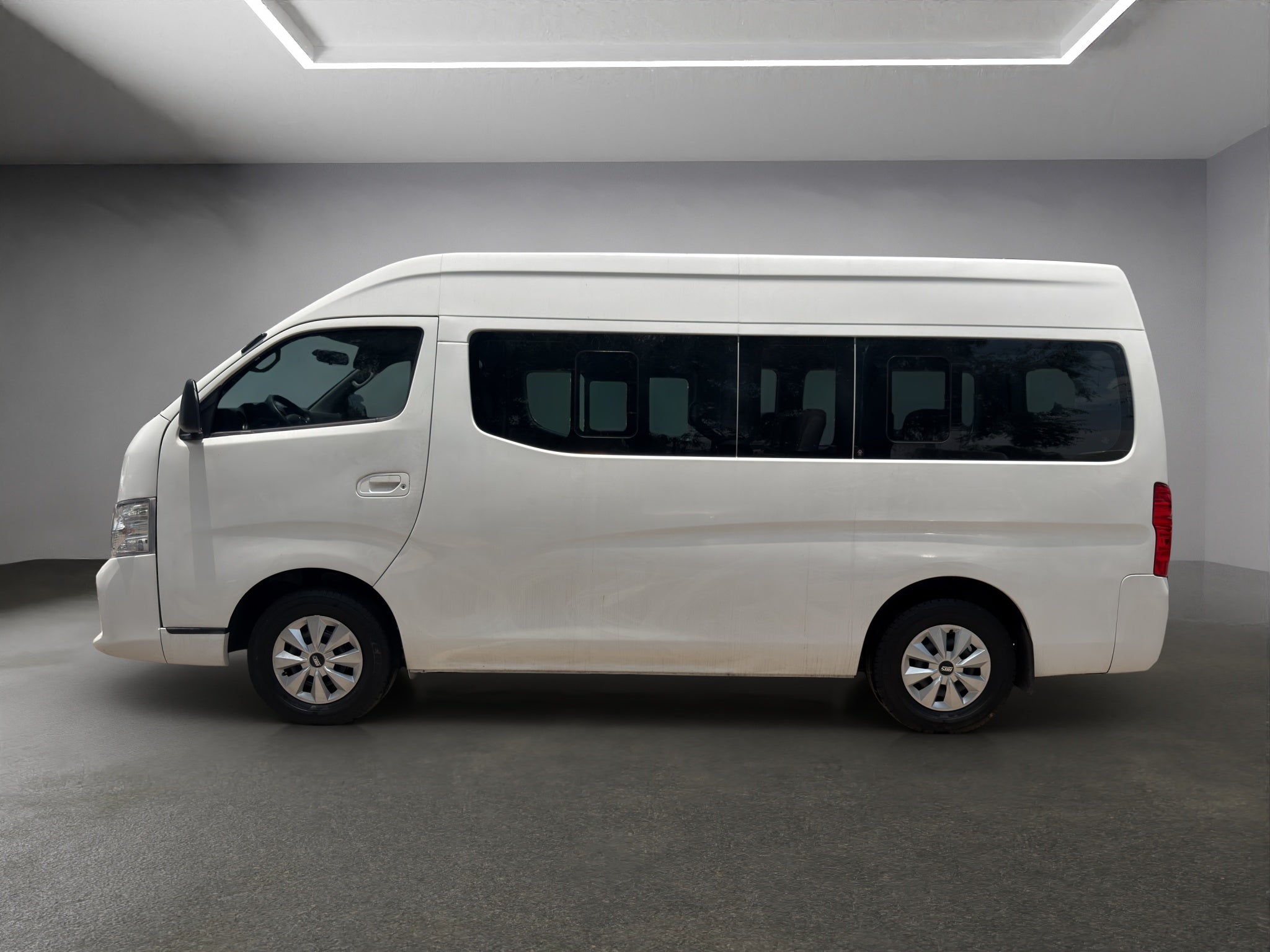 2021 Nissan URVAN 4 PTS AMPLIA TM5 AAC DESEM TRAS 15 PAS