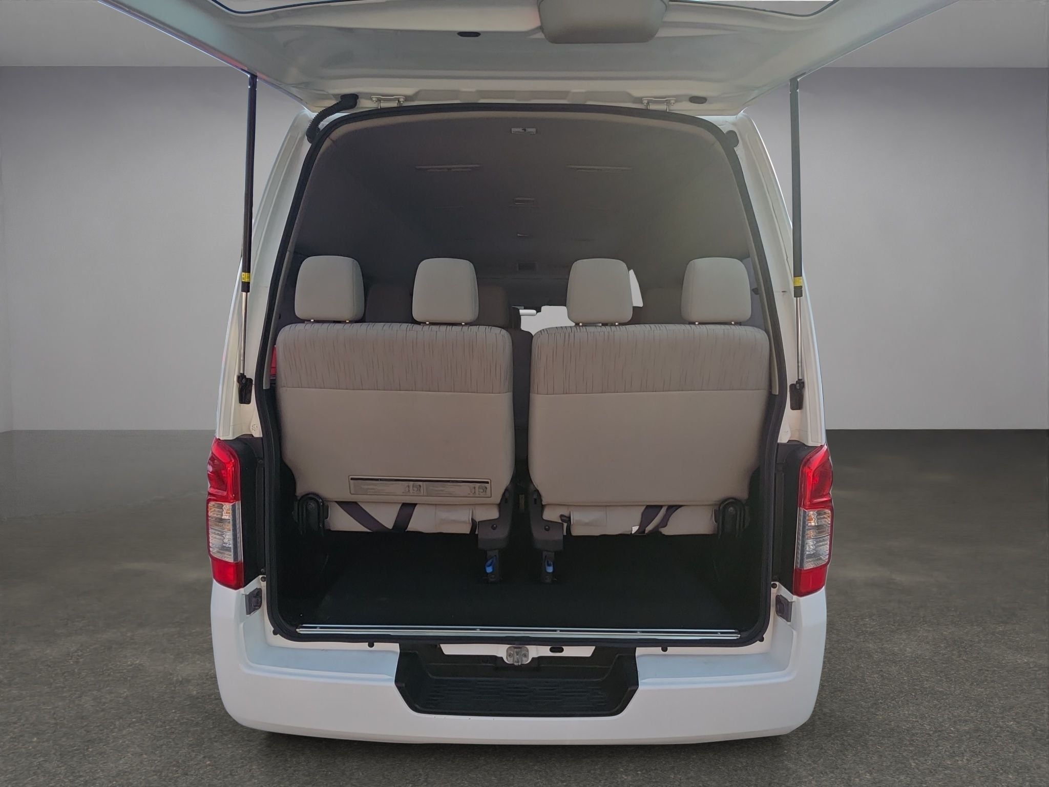 2024 Nissan Urvan 2.5 14 Pasajeros Amplia AA Mt