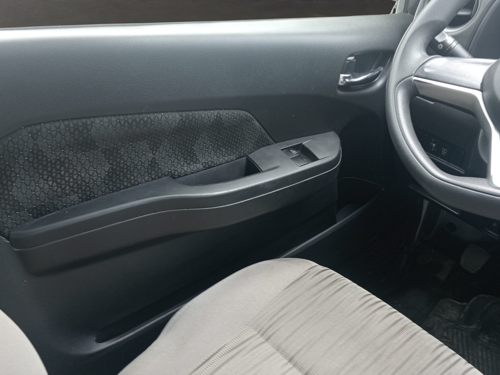 2023 Nissan URVAN 4 PTS AMPLIA TM5 AAC DESEM TRAS 14 PAS