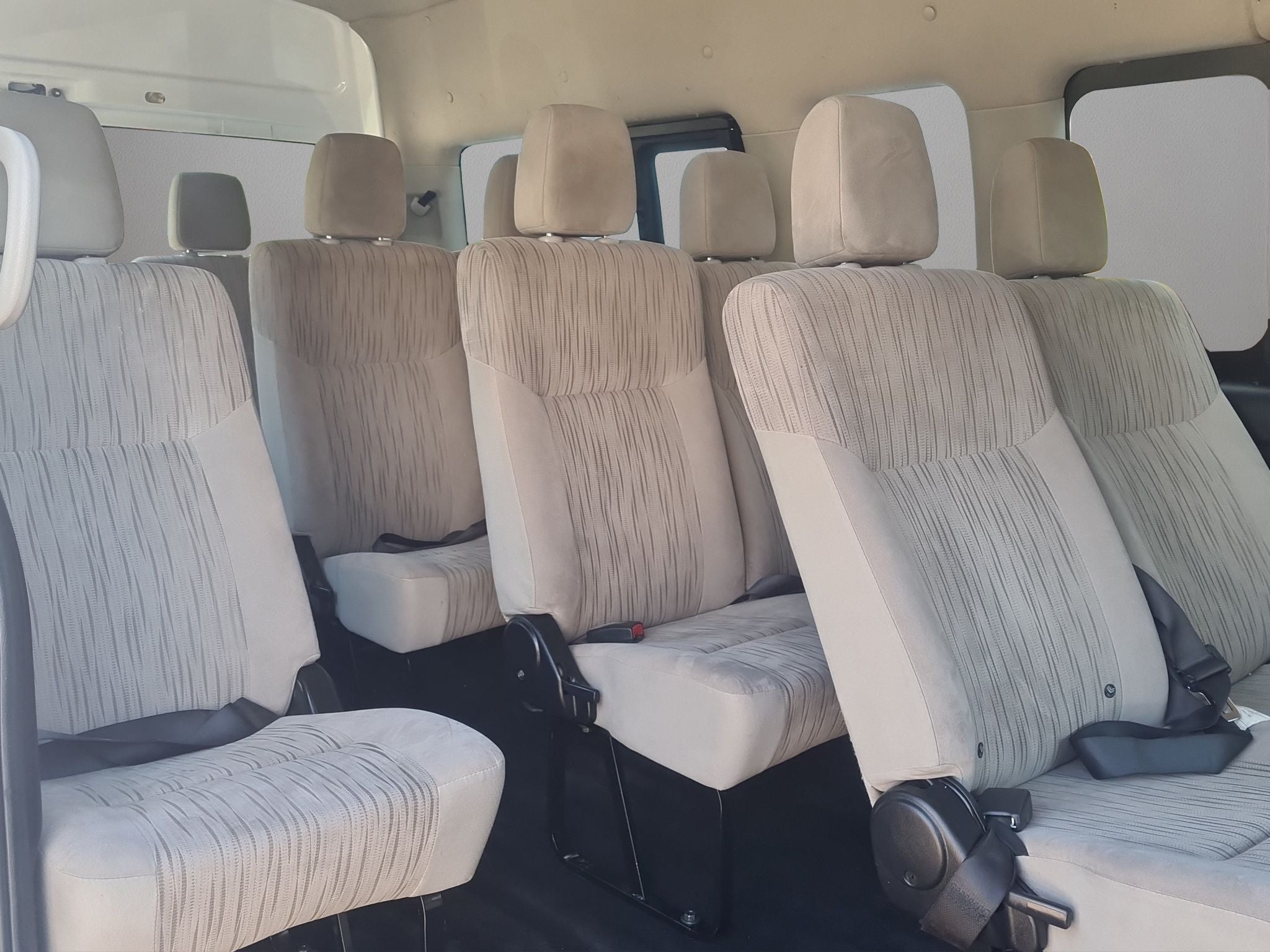 2024 Nissan Urvan 2.5 14 Pasajeros Amplia AA Mt