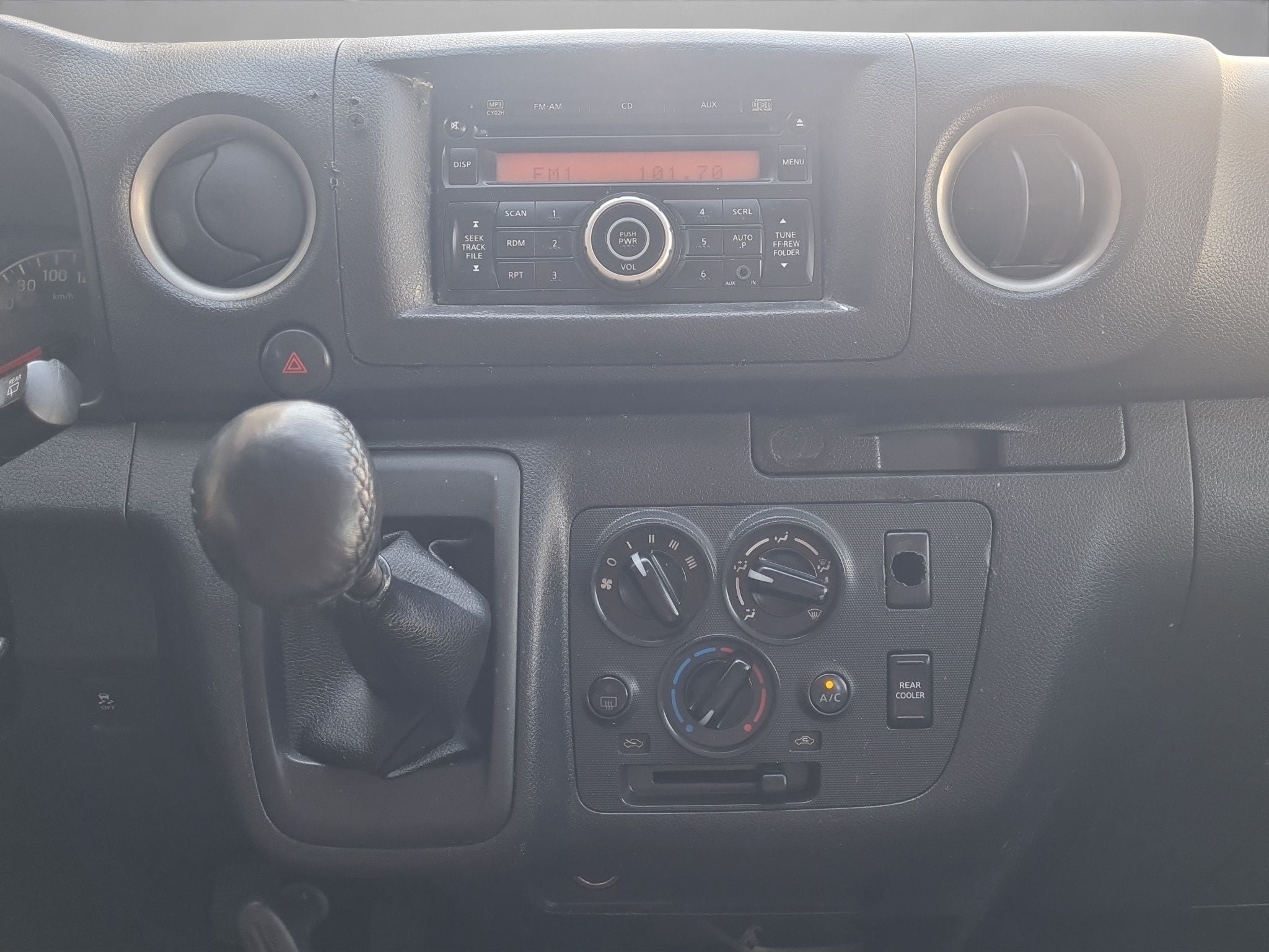 2024 Nissan Urvan 2.5 14 Pasajeros Amplia AA Mt