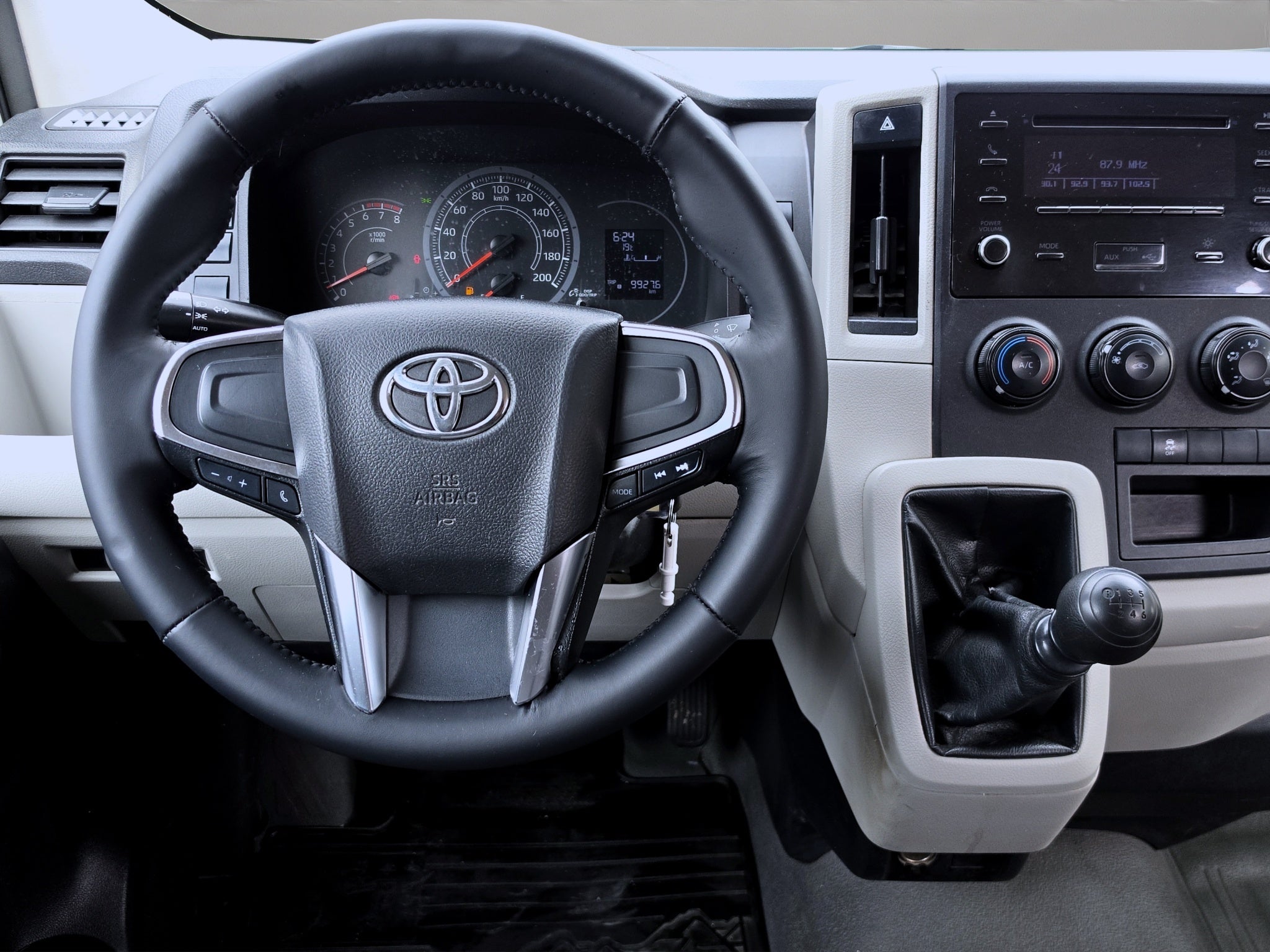 2020 Toyota HIACE 4 PTS DX SUPERLARGA TM5 CVENTANAS