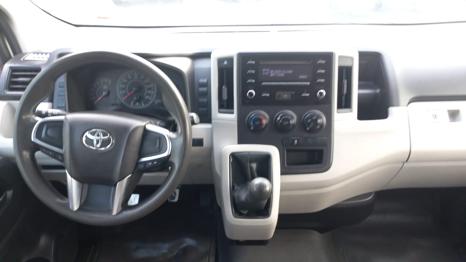 2020 Toyota HIACE 4 PTS DX SUPERLARGA TM5 CVENTANAS