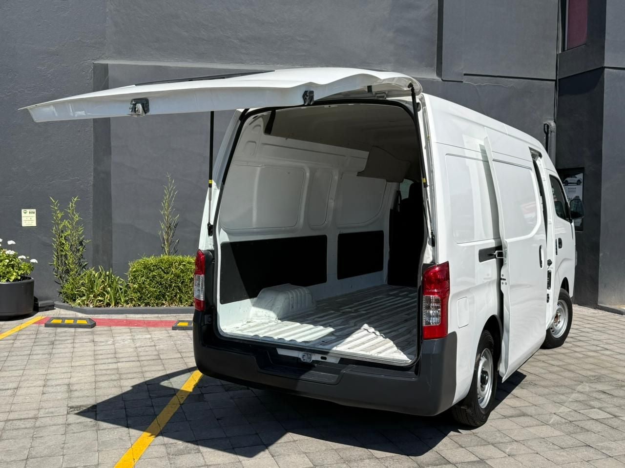 2024 Nissan Urvan 2.5 Panel Amplia AA Mt