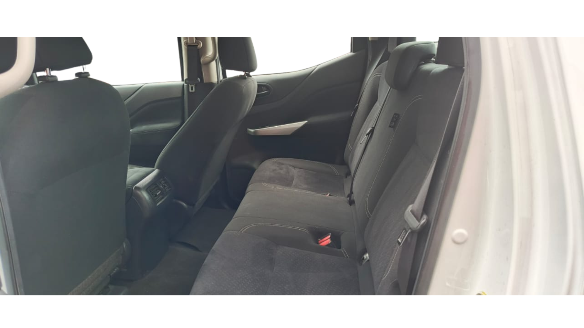 2020 Nissan NP300 Doble Cabina 2.5 SE Paq Seguridad Mt