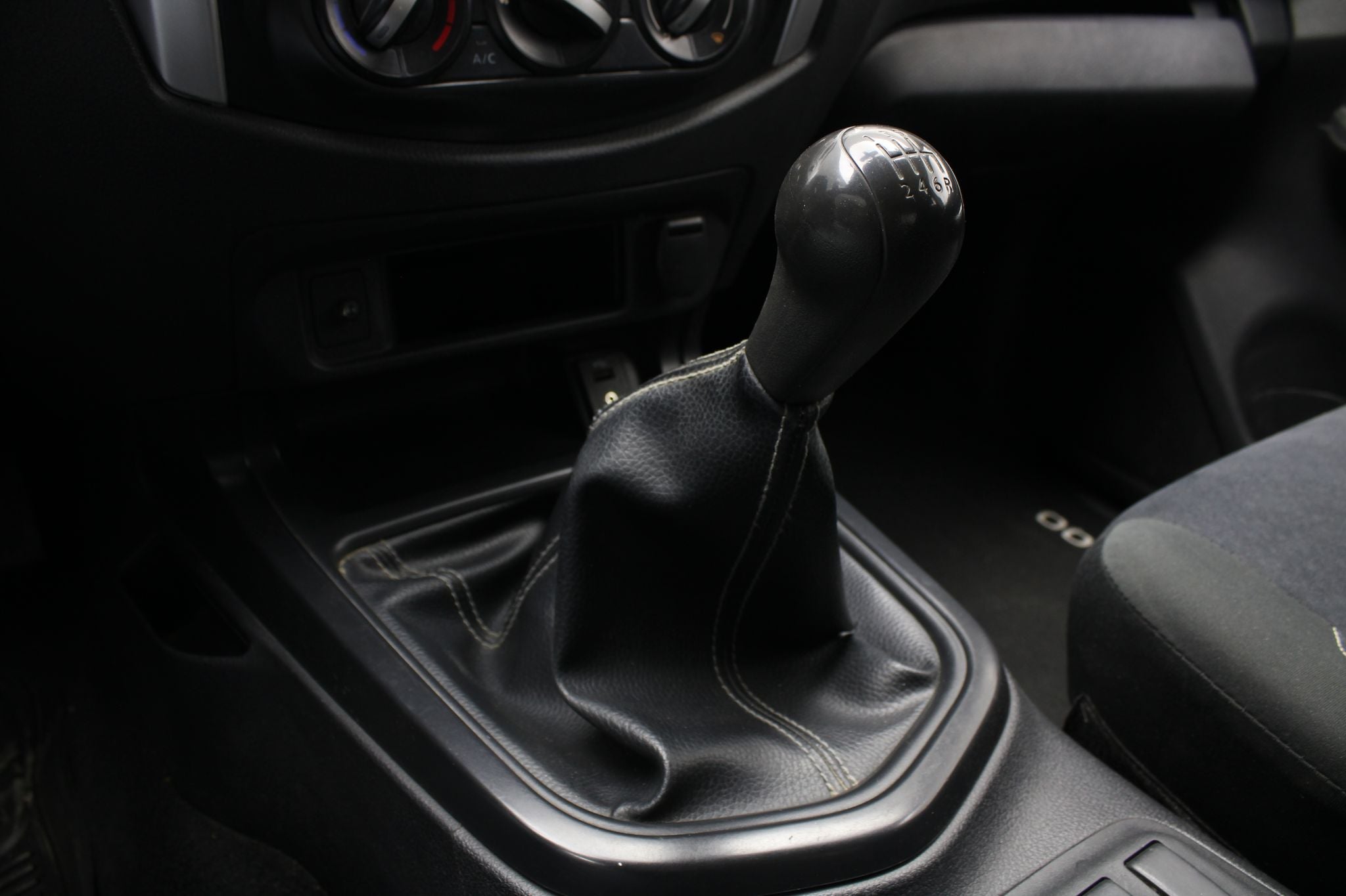 2020 Nissan NP300 Doble Cabina 2.5 SE Paq Seguridad Mt