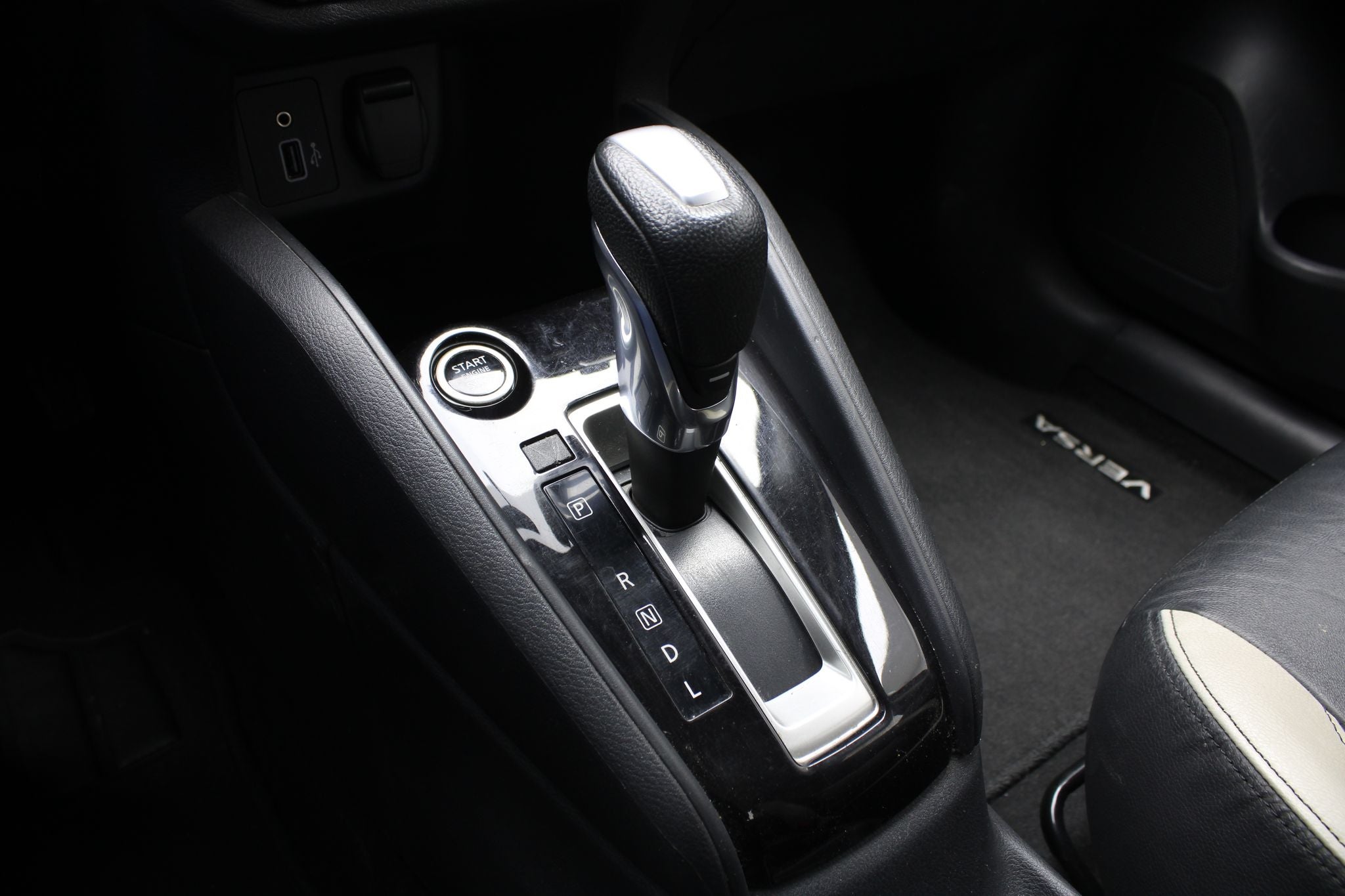 2022 Nissan Versa 1.6 Platinum Piel At