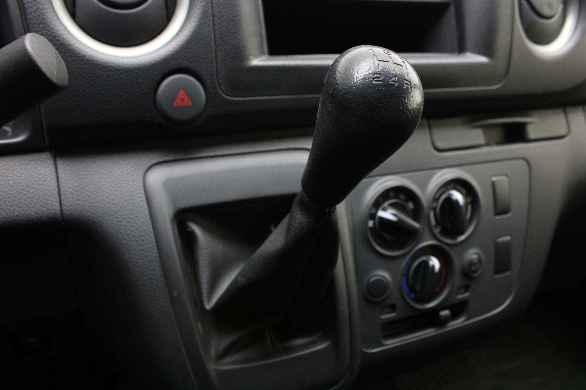 2024 Nissan Urvan 2.5 Panel Amplia AA Mt