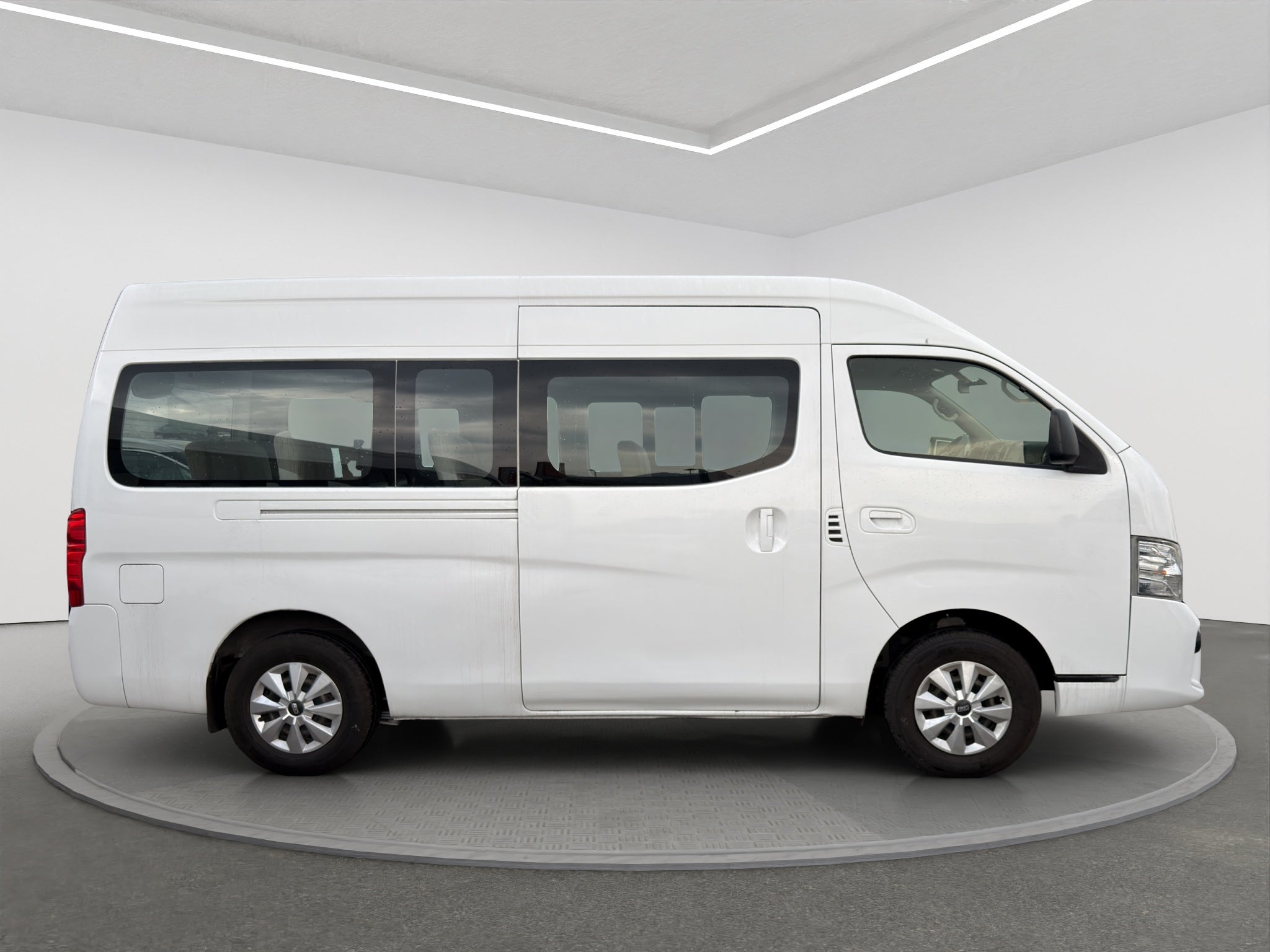 2020 Nissan URVAN 4 PTS AMPLIA TM5 AAC DESEM TRAS 15 PAS