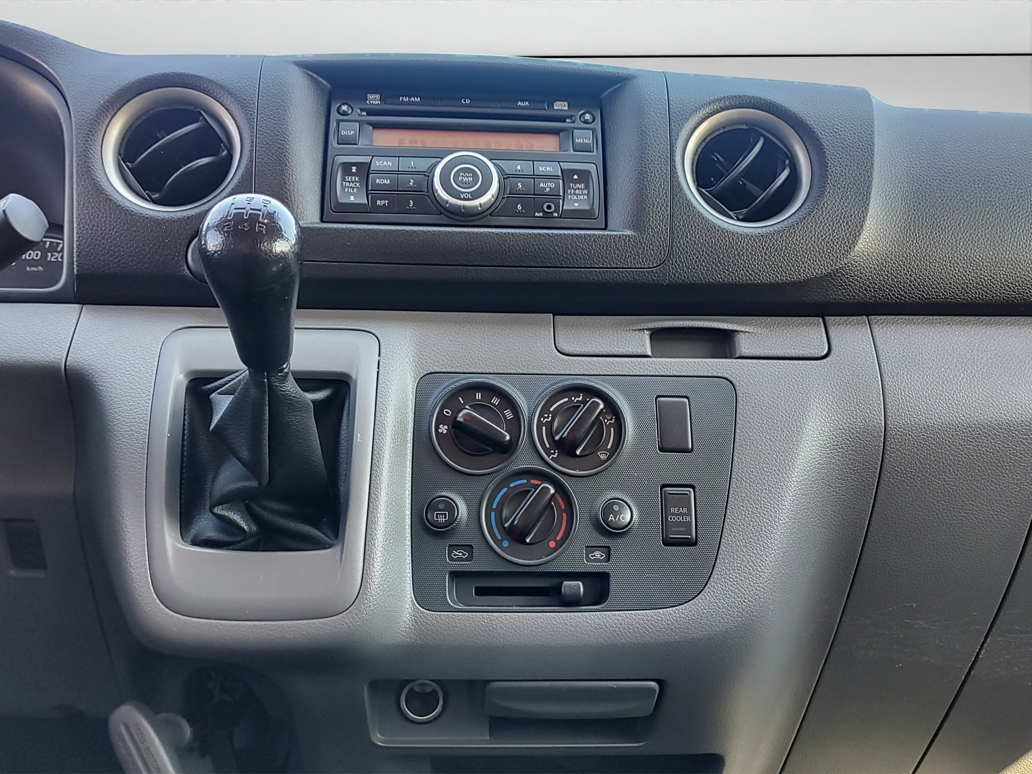 2021 Nissan URVAN 4 PTS AMPLIA TM5 AAC DESEM TRAS 15 PAS