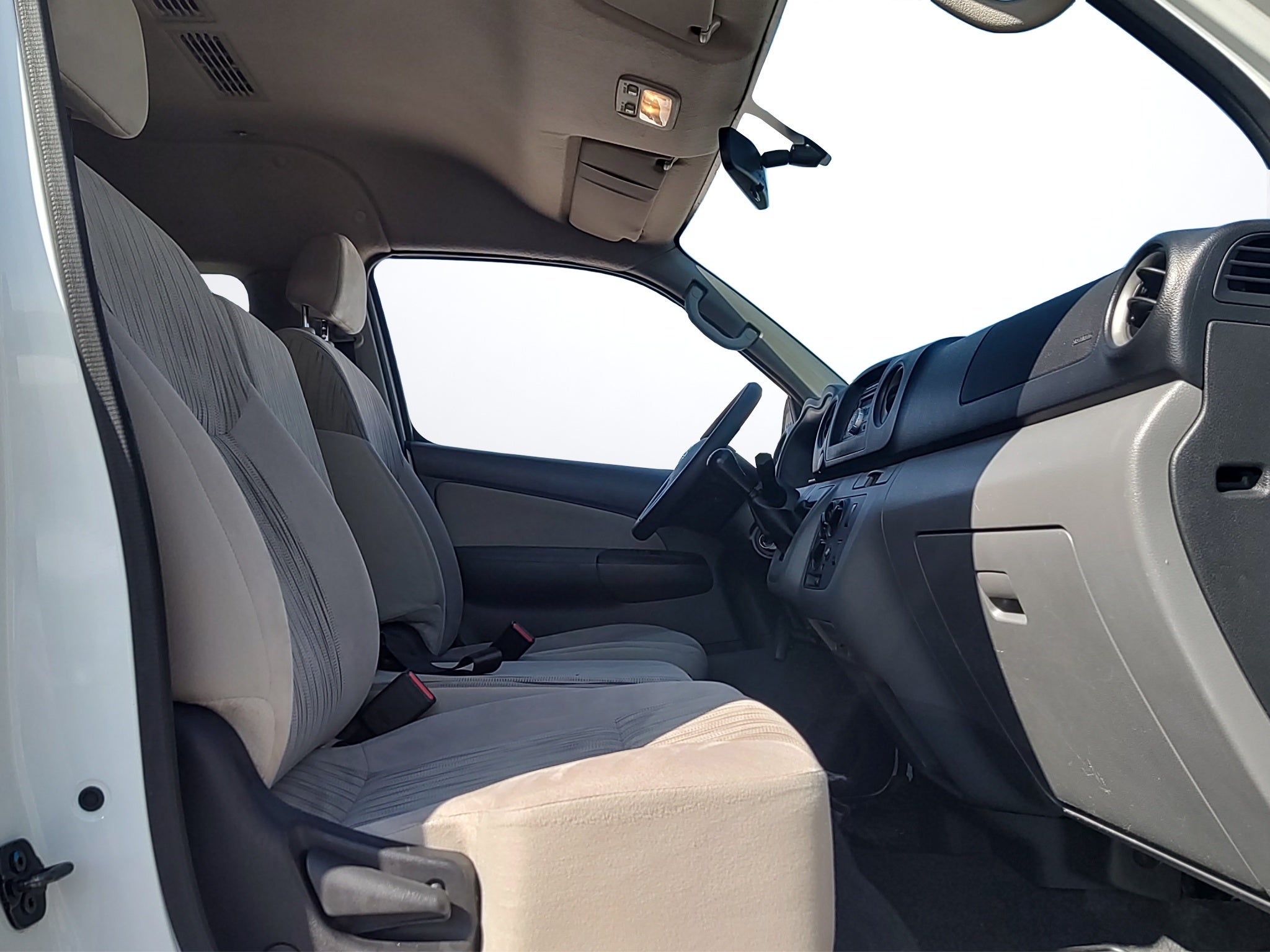 2021 Nissan URVAN 4 PTS AMPLIA TM5 AAC DESEM TRAS 15 PAS