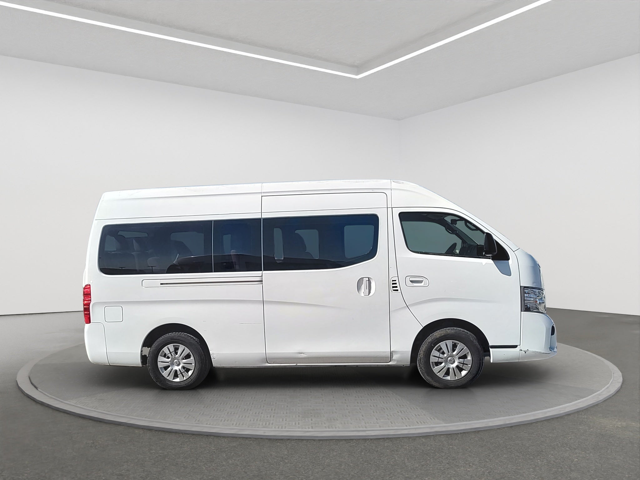 2021 Nissan URVAN 4 PTS AMPLIA TM5 AAC DESEM TRAS 15 PAS