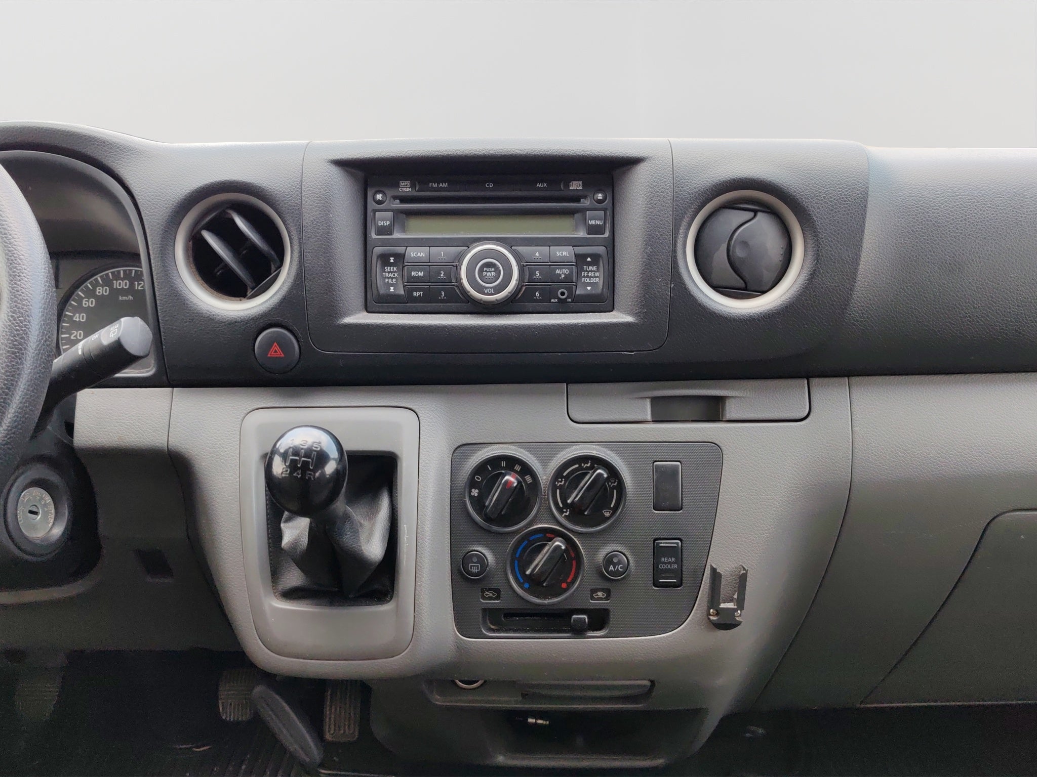 2021 Nissan URVAN 4 PTS AMPLIA TM5 AAC DESEM TRAS 15 PAS