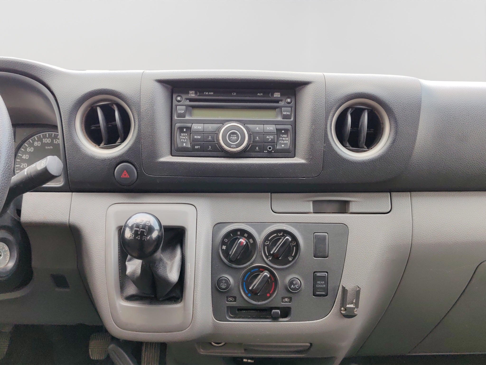 2021 Nissan URVAN 4 PTS AMPLIA TM5 AAC DESEM TRAS 15 PAS