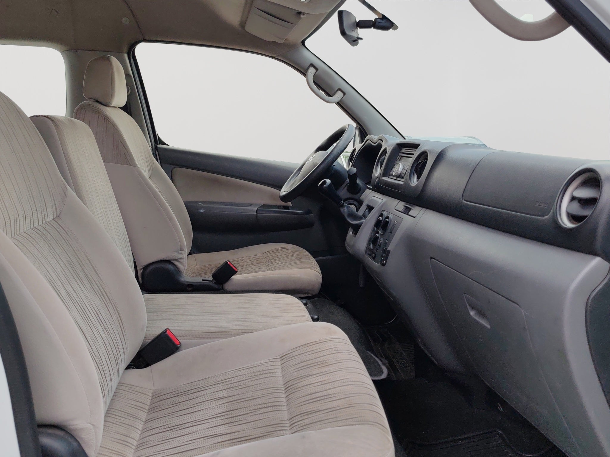 2021 Nissan URVAN 4 PTS AMPLIA TM5 AAC DESEM TRAS 15 PAS