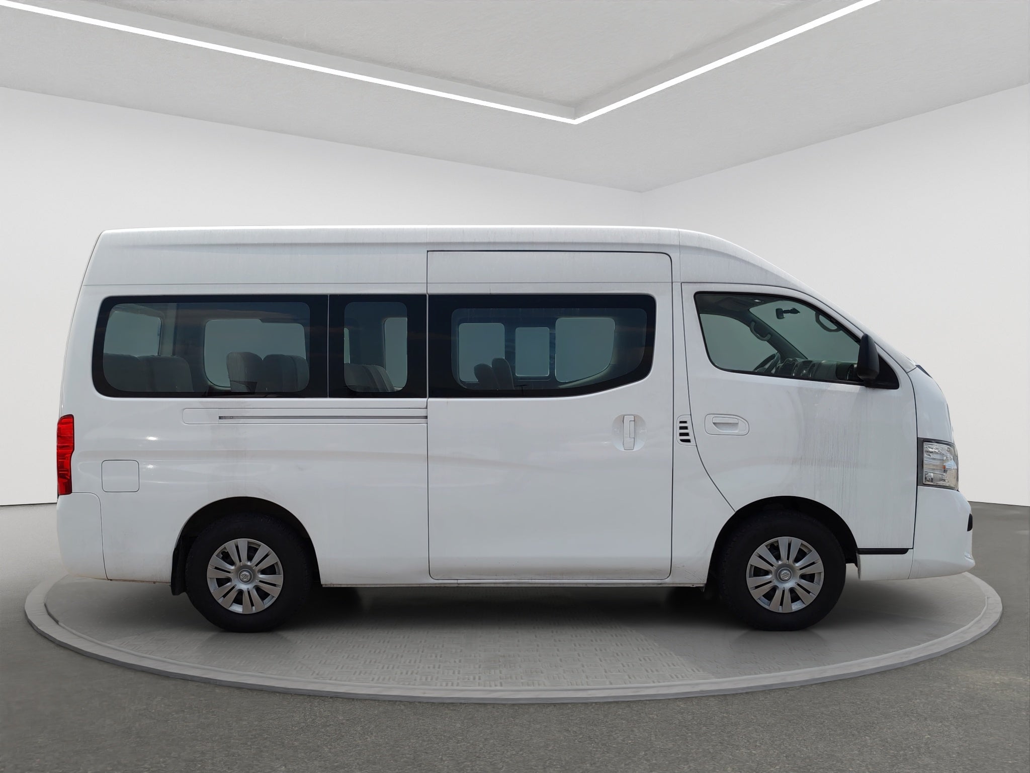 2021 Nissan URVAN 4 PTS AMPLIA TM5 AAC DESEM TRAS 15 PAS