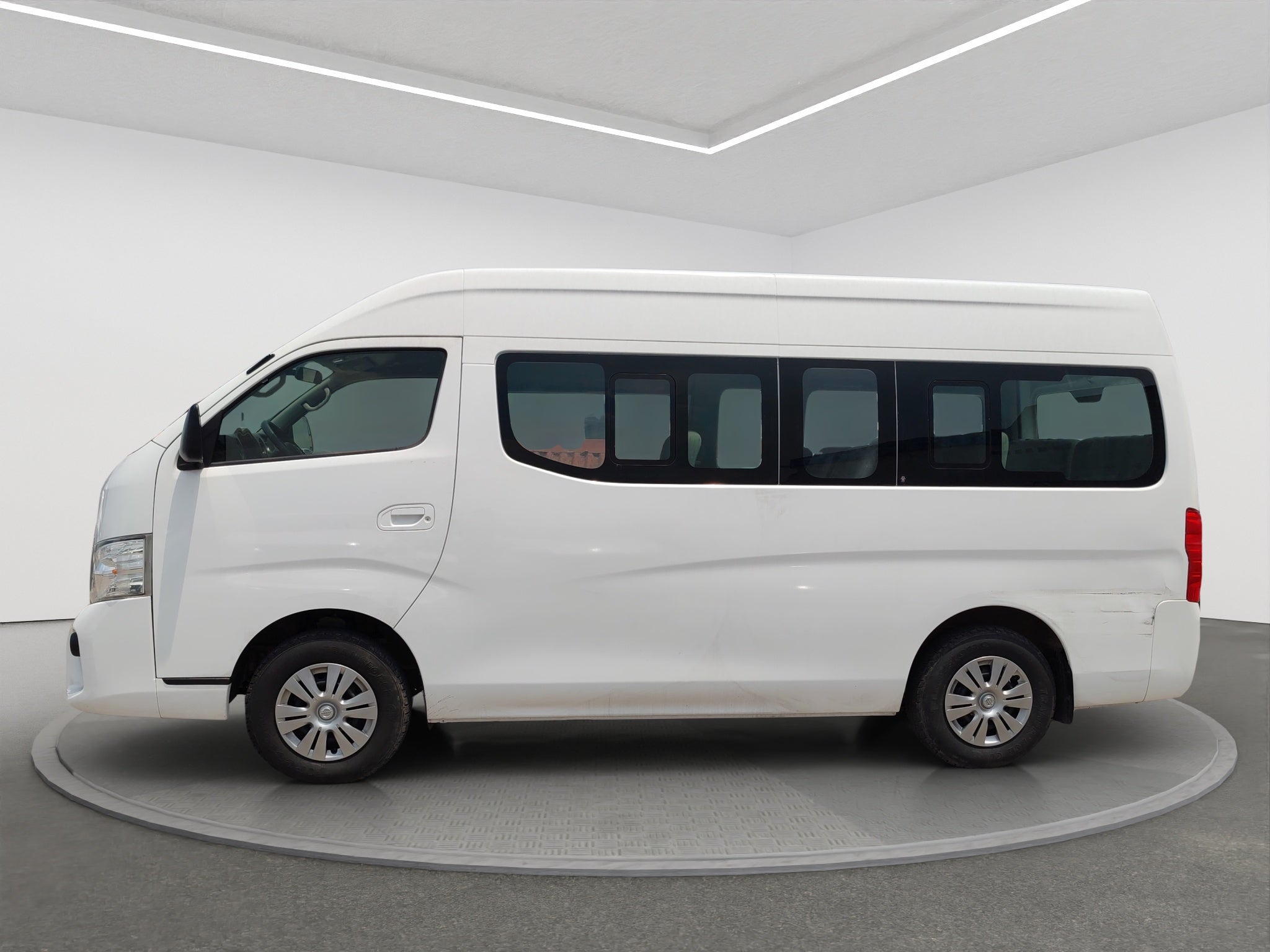 2021 Nissan URVAN 4 PTS AMPLIA TM5 AAC DESEM TRAS 15 PAS