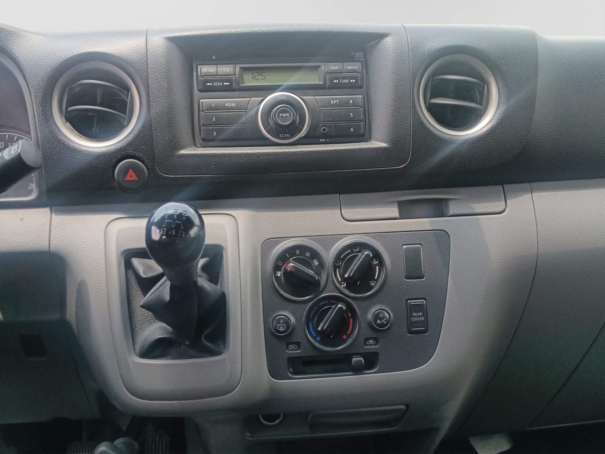2020 Nissan URVAN 4 PTS AMPLIA TM5 AAC DESEM TRAS 15 PAS