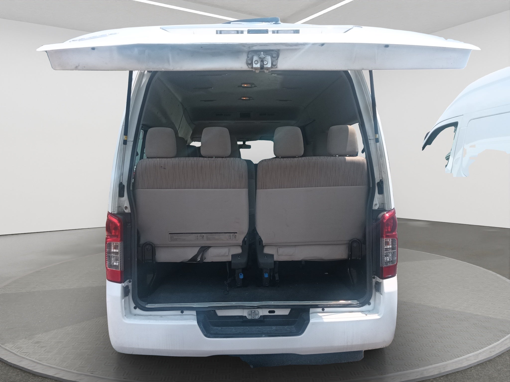 2020 Nissan URVAN 4 PTS AMPLIA TM5 AAC DESEM TRAS 15 PAS