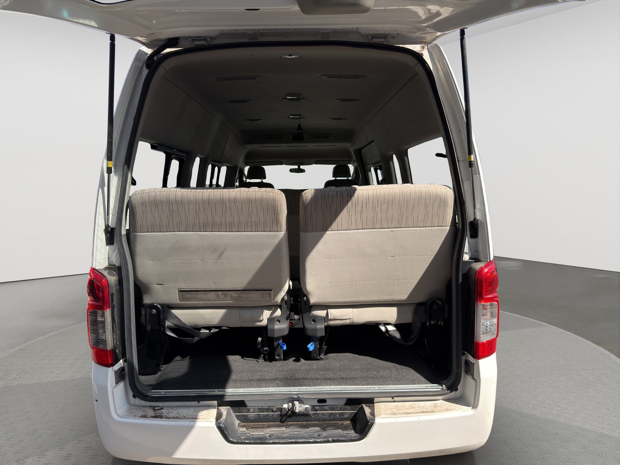 2020 Nissan URVAN 4 PTS AMPLIA TD TM5 AAC DESEM TRAS 15 PAS