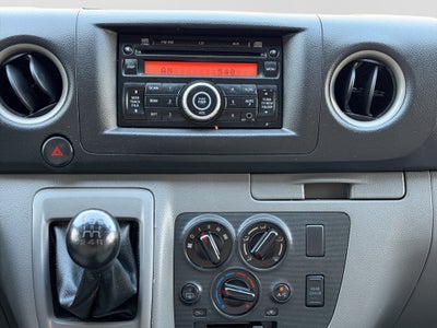 2022 Nissan URVAN 4 PTS AMPLIA TM5 AAC DESEM TRAS 15 PAS