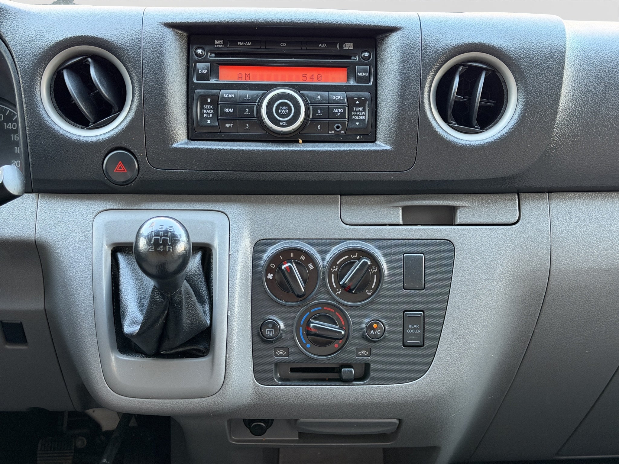 2022 Nissan URVAN 4 PTS AMPLIA TM5 AAC DESEM TRAS 15 PAS