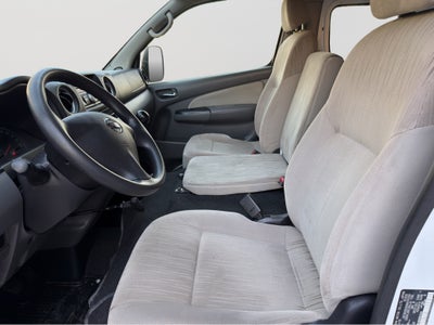 2022 Nissan URVAN 4 PTS AMPLIA TM5 AAC DESEM TRAS 15 PAS