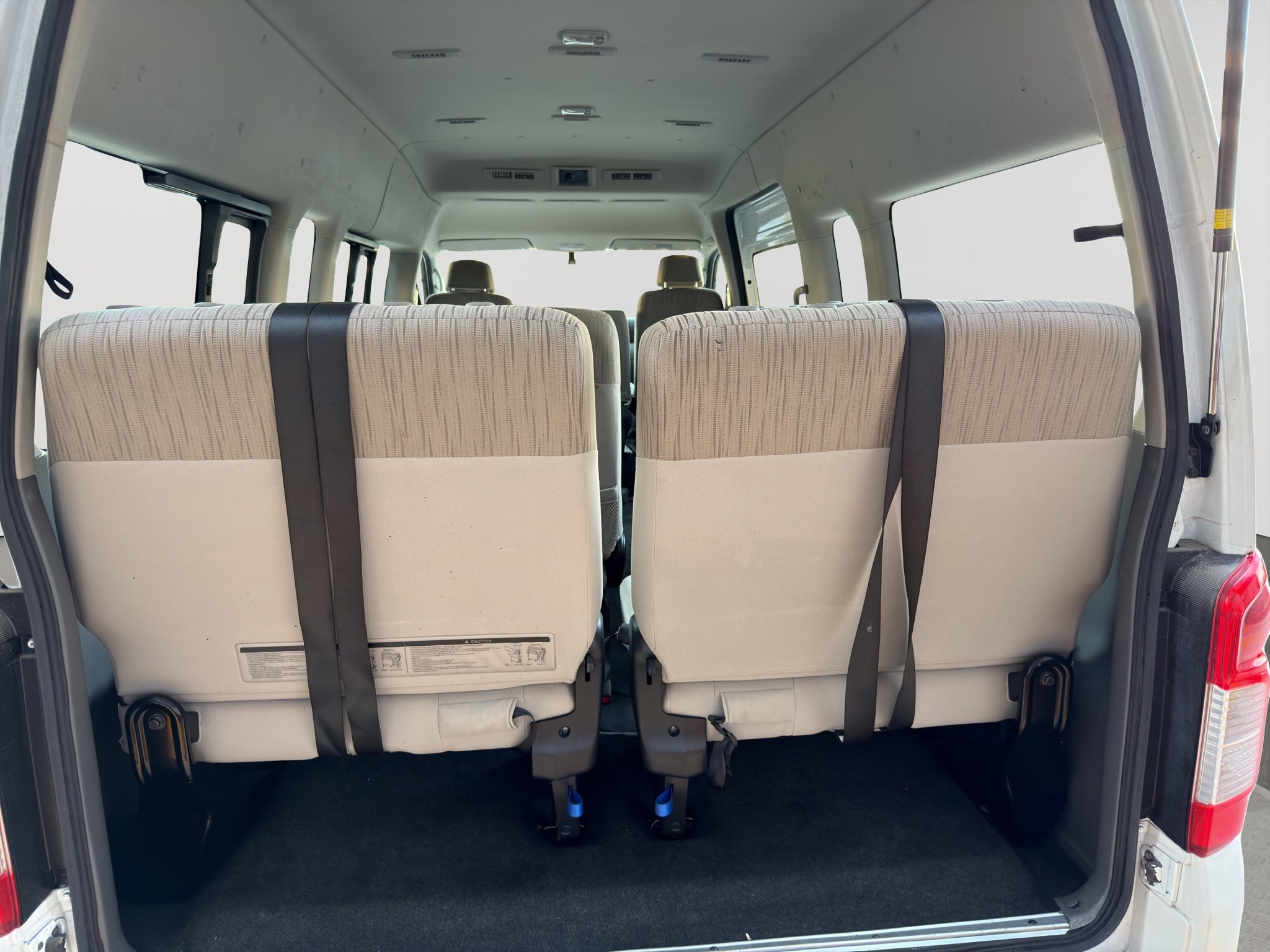 2022 Nissan URVAN 4 PTS AMPLIA TM5 AAC DESEM TRAS 15 PAS