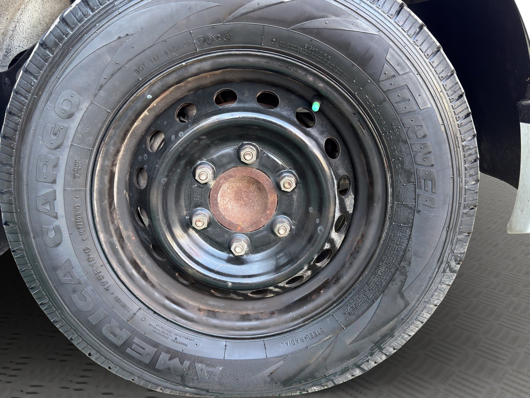 2022 Nissan URVAN 4 PTS AMPLIA TM5 AAC DESEM TRAS 15 PAS