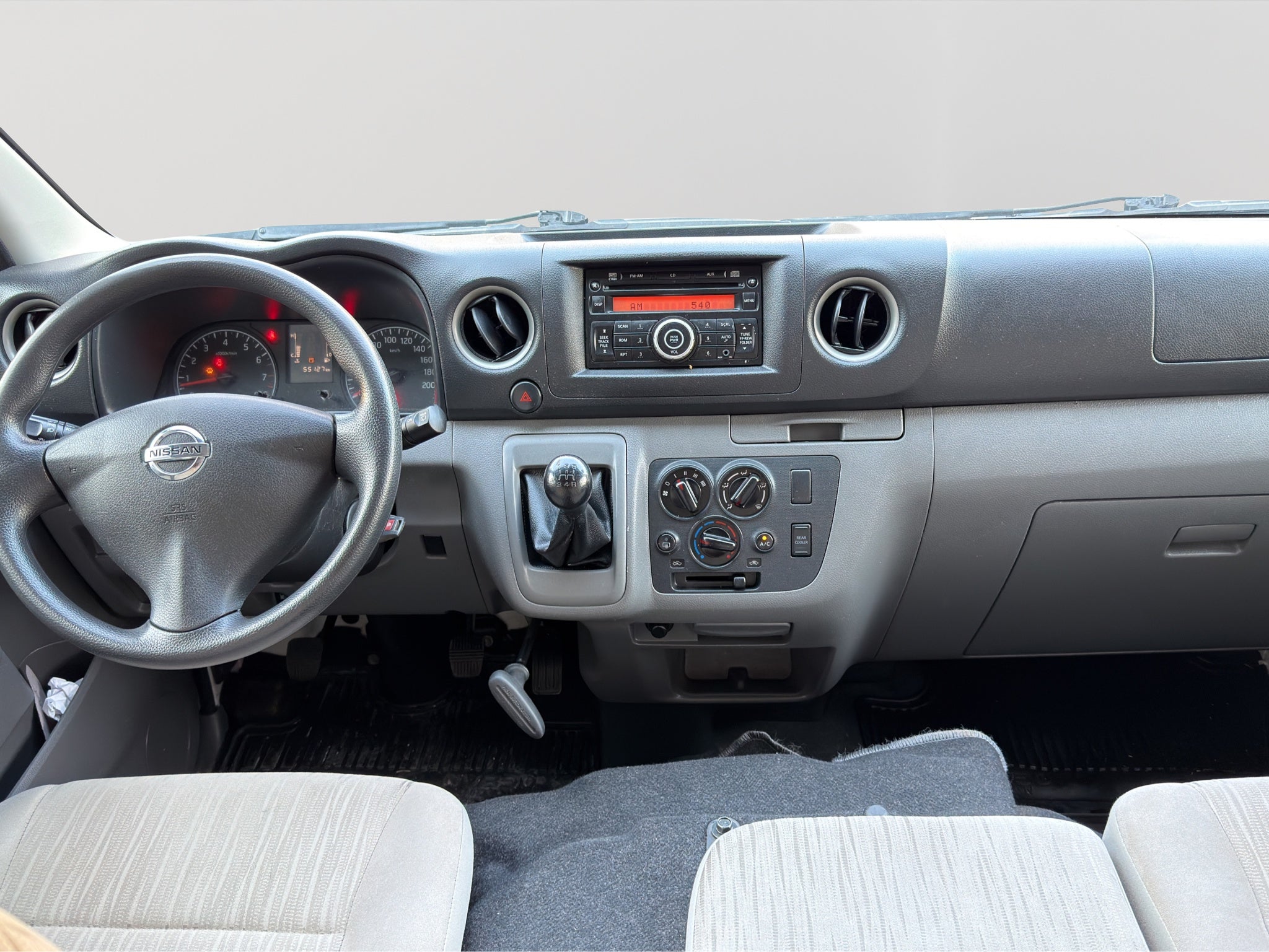 2022 Nissan URVAN 4 PTS AMPLIA TM5 AAC DESEM TRAS 15 PAS