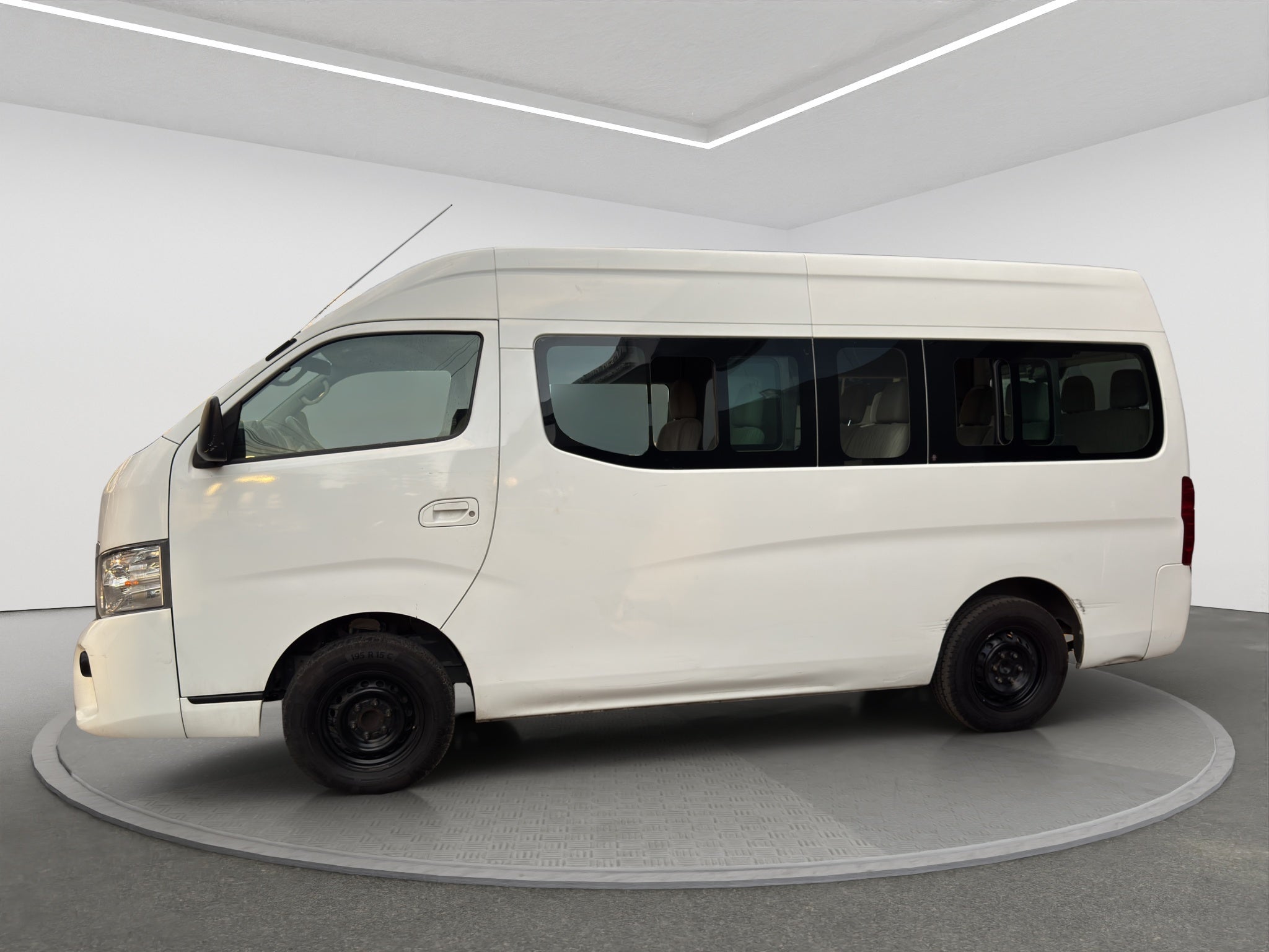 2020 Nissan URVAN 4 PTS AMPLIA TM5 AAC DESEM TRAS 15 PAS