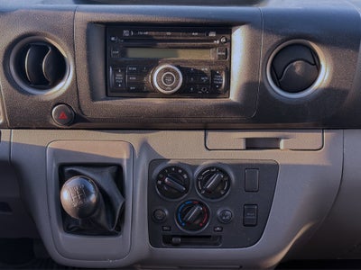 2021 Nissan URVAN 4 PTS AMPLIA TM5 AAC DESEM TRAS 15 PAS