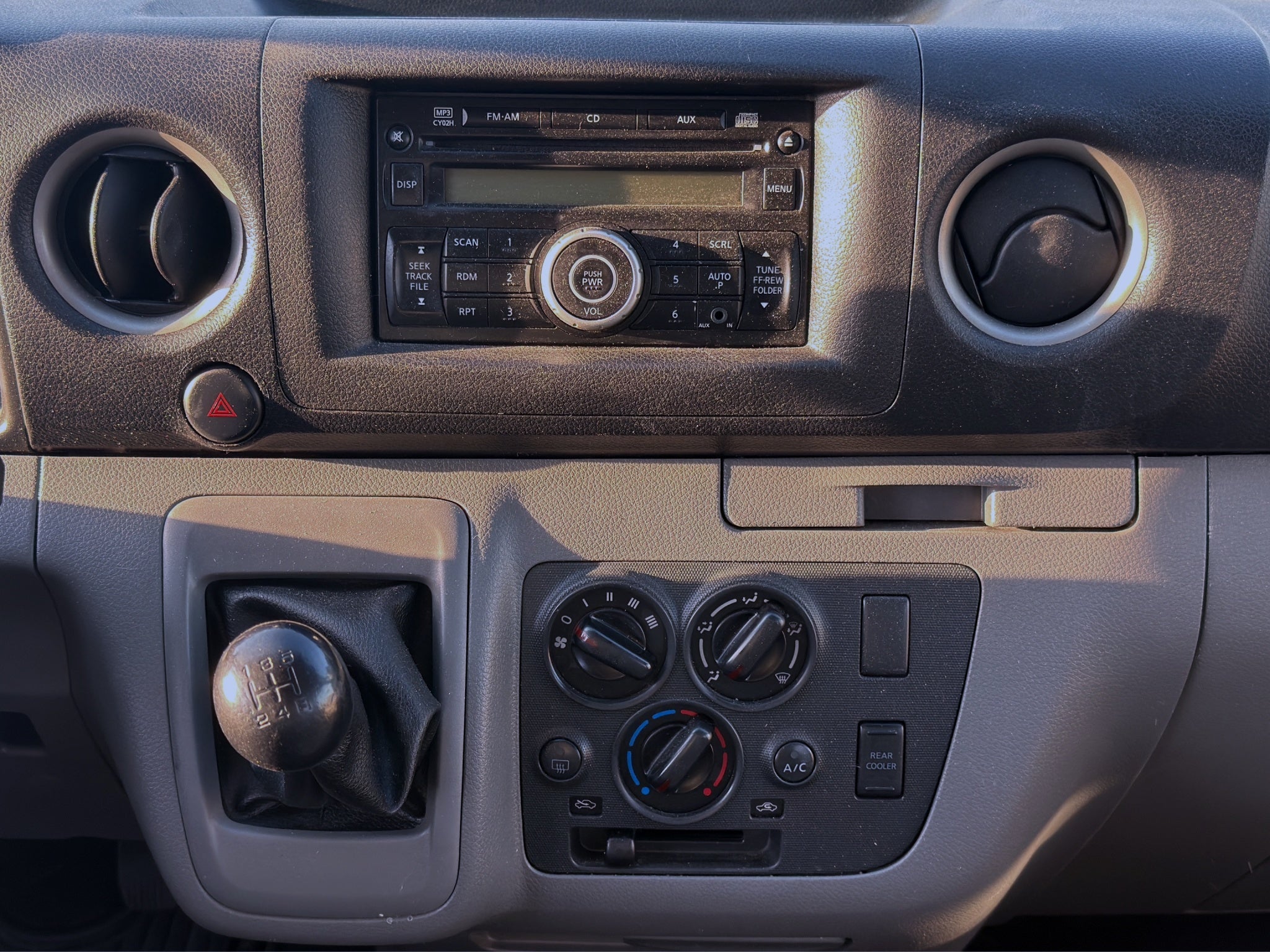 2021 Nissan URVAN 4 PTS AMPLIA TM5 AAC DESEM TRAS 15 PAS