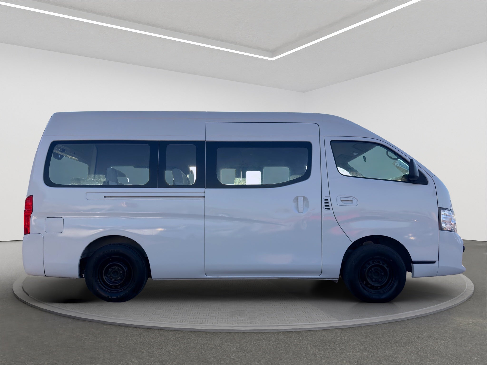 2021 Nissan URVAN 4 PTS AMPLIA TM5 AAC DESEM TRAS 15 PAS