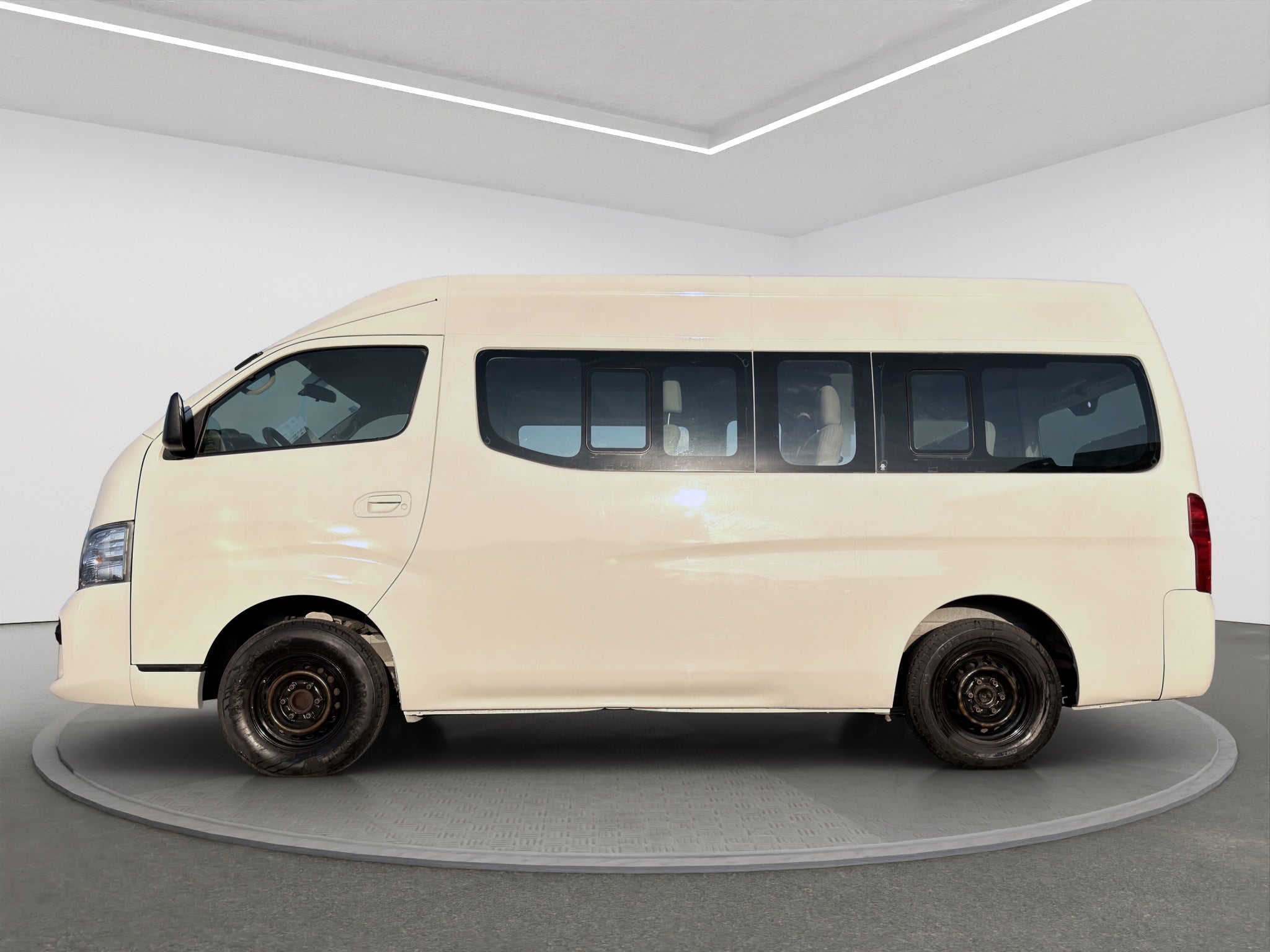 2021 Nissan URVAN 4 PTS AMPLIA TM5 AAC DESEM TRAS 15 PAS
