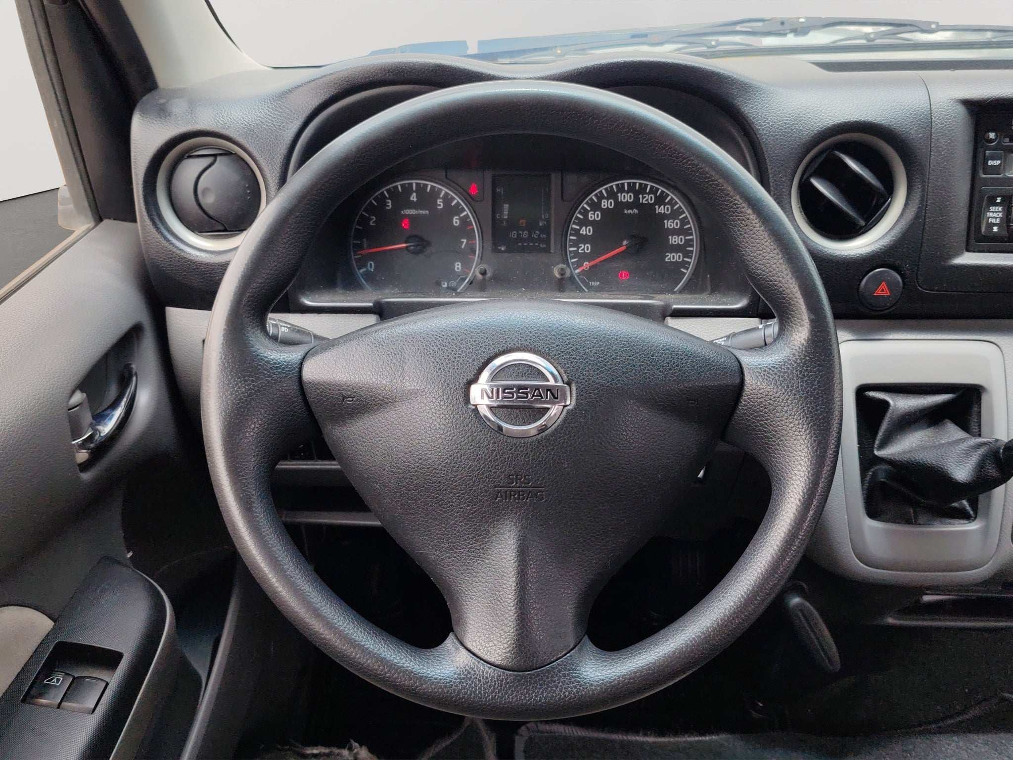 2021 Nissan URVAN 4 PTS AMPLIA TM5 AAC DESEM TRAS 15 PAS