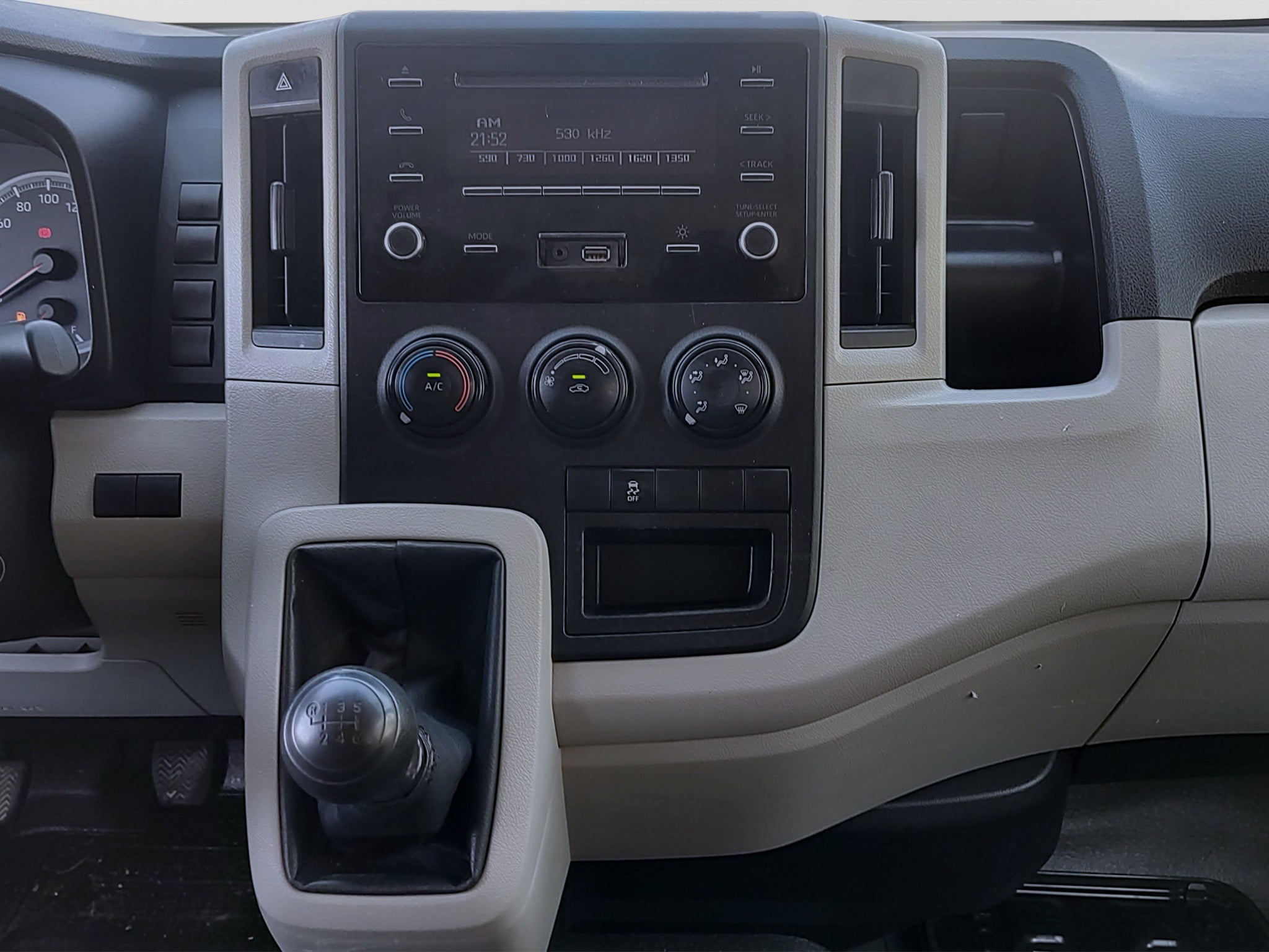 2022 Toyota HIACE 4 PTS DX SUPERLARGA TM5 CVENTANAS