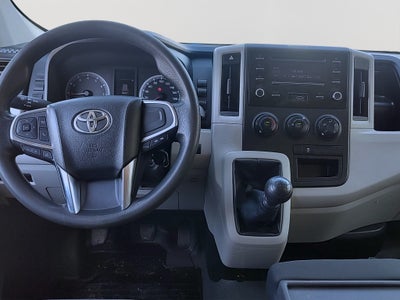 2022 Toyota HIACE 4 PTS DX SUPERLARGA TM5 CVENTANAS