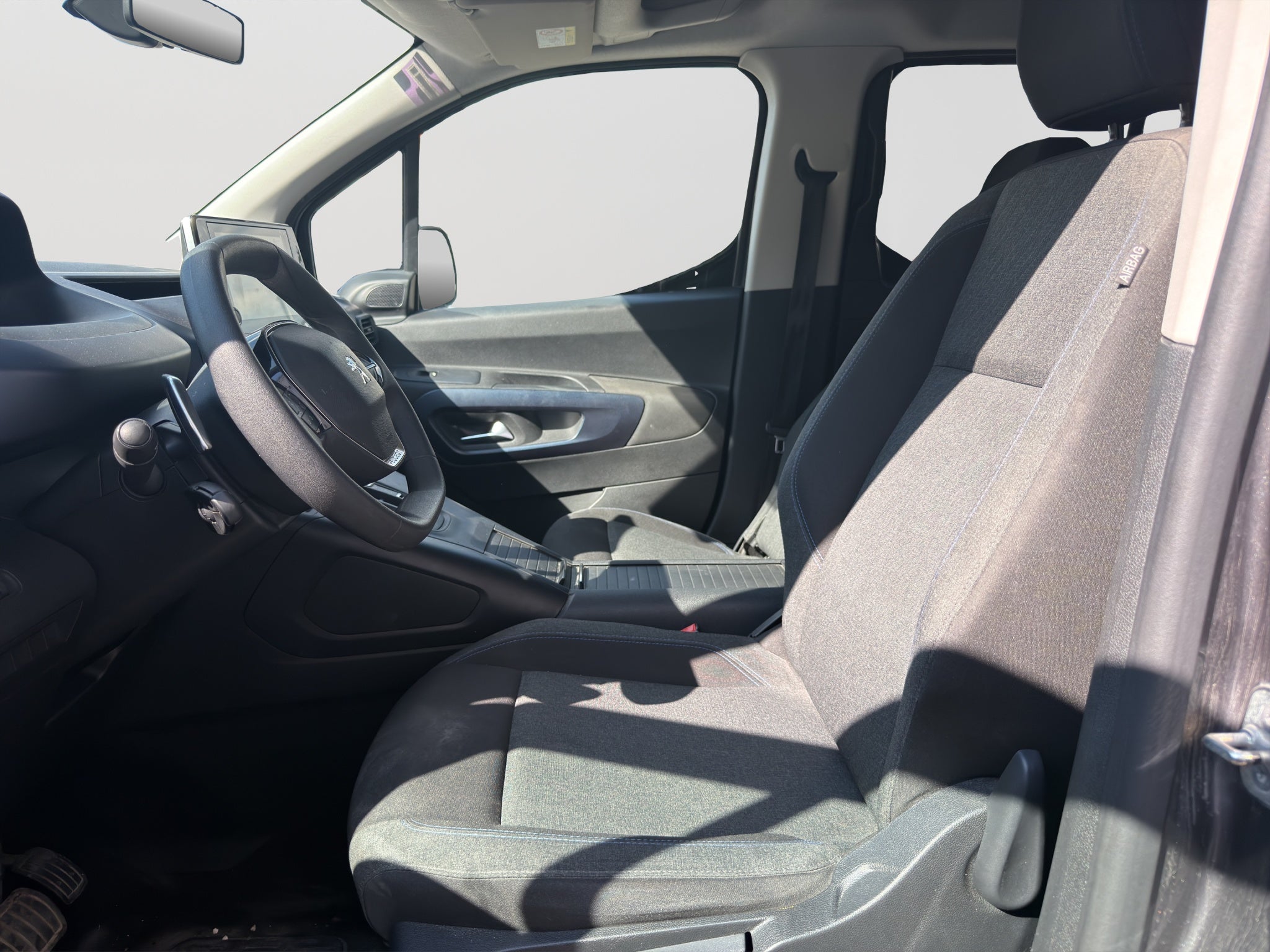 2023 PEUGEOT RIFTER 5 PTS ALLURE PACK 12T TM5 AAC 7 PAS R-16
