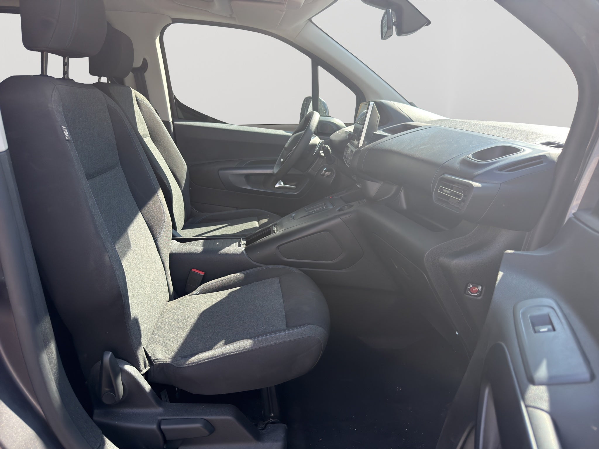 2023 PEUGEOT RIFTER 5 PTS ALLURE PACK 12T TM5 AAC 7 PAS R-16